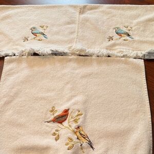 Avanti Embroidered Bird Cream  handTowel and 2 fingertip towels